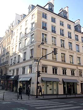 Ravalement de façade d'immeuble sur Paris : rue Etienne Marcel.