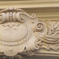 Retaille de sculpture de façade en pierre