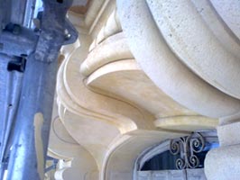 Sculptures sur façade d'immeuble